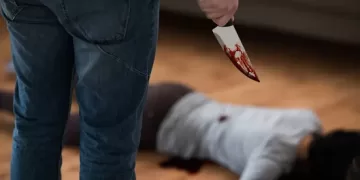 في مشهد مروع.. يقتل زوجته طعنًا بالسكين أمام ابنته الصغيرة