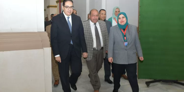 رئيس جامعة القاهرة يتفقد لجان الامتحانات ويؤكد على توفير كافة التيسيرات للطلاب