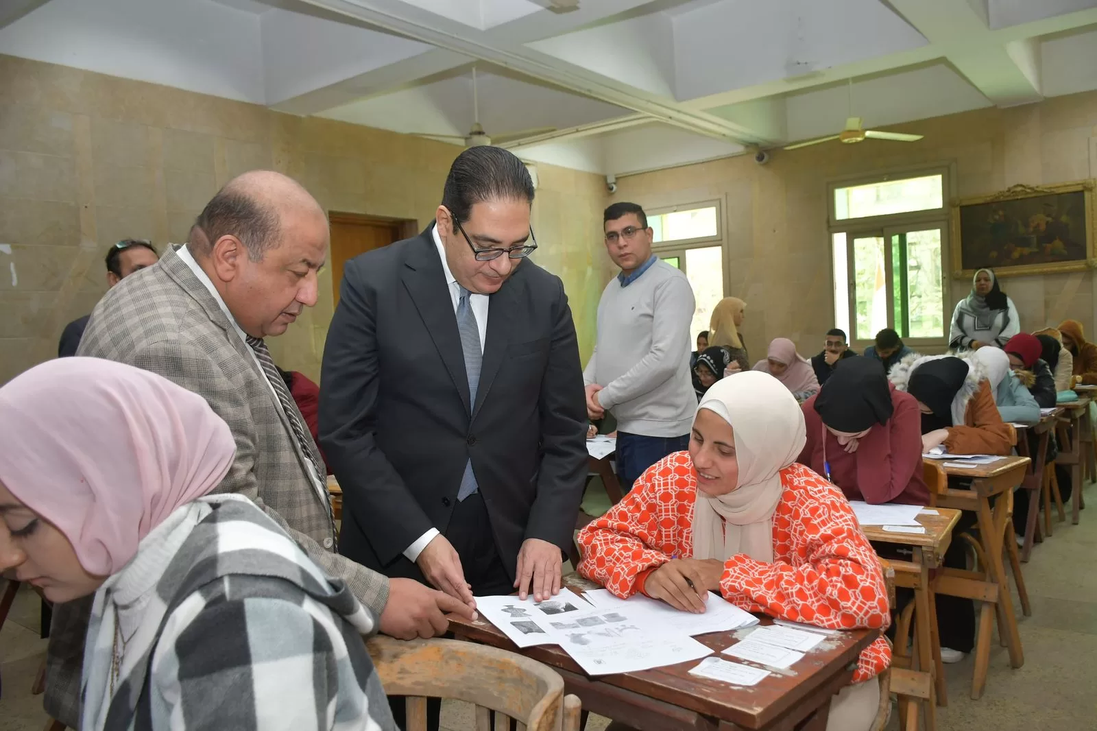 رئيس جامعة القاهرة يتفقد لجان الامتحانات ويؤكد على توفير كافة التيسيرات للطلاب 4 | جريدة الجمهورية