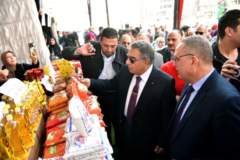 صور | محافظ الدقهلية يؤكد استمرار سوق اليوم الواحد لمواجهة الغلاء 30 | جريدة الجمهورية