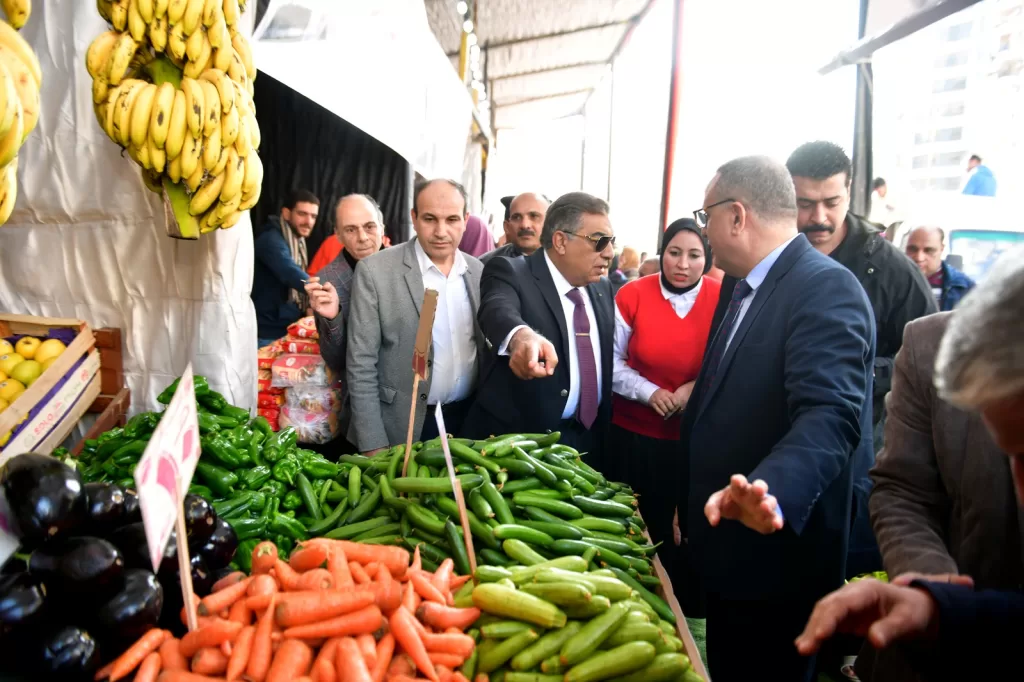 صور | محافظ الدقهلية يؤكد استمرار سوق اليوم الواحد لمواجهة الغلاء 38 | جريدة الجمهورية