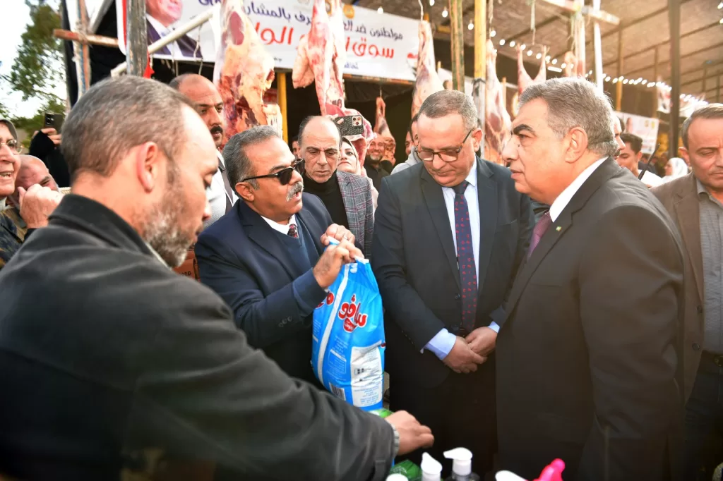 صور | محافظ الدقهلية يؤكد استمرار سوق اليوم الواحد لمواجهة الغلاء 62 | جريدة الجمهورية