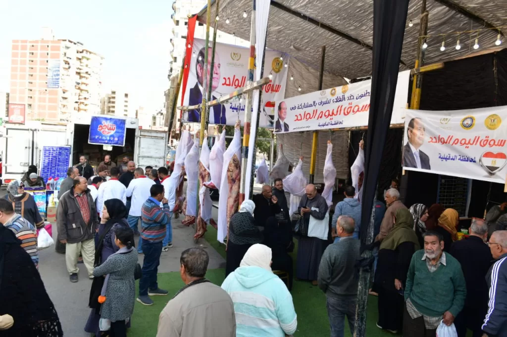 صور | محافظ الدقهلية يؤكد استمرار سوق اليوم الواحد لمواجهة الغلاء 68 | جريدة الجمهورية