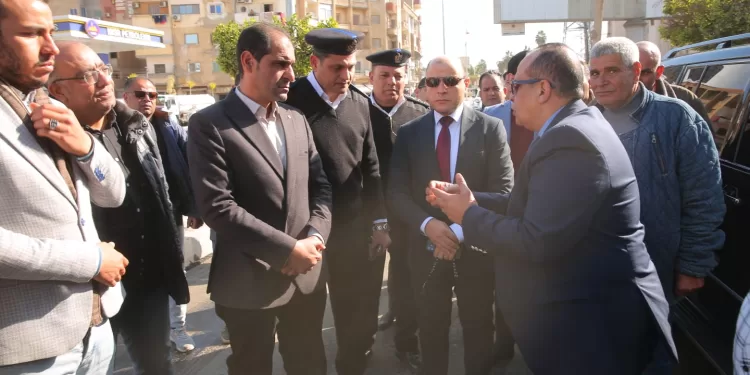 محافظ كفر الشيخ في قلب الشارع: يستمع للمواطنين ويحل مشاكلهم