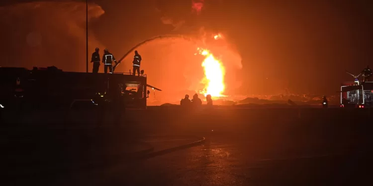 فيديو| مأساة في الخانكة: حريق يلتهم 4 تريلات و 2 لودر ويسفر عن وفاة وإصابات