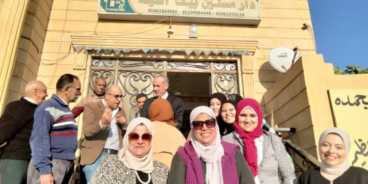 طلاب جامعة القاهرة تزرع البسمة في قلوب كبار السن بزيارة «بيت العيلة» 1 - جريدة الجمهورية طلاب جامعة القاهرة تزرع البسمة في قلوب كبار السن بزيارة «بيت العيلة»