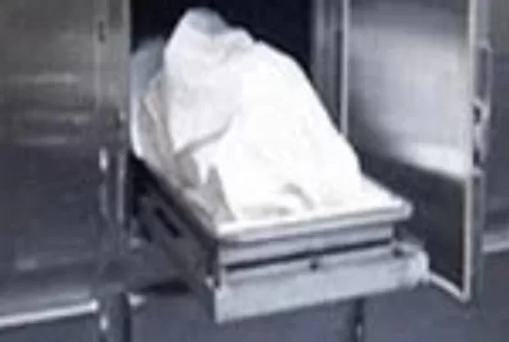 مأساة تهز القلوب: أم تشهد تعذيب ابنها بوحشية على يد عشيقها حتى الموت