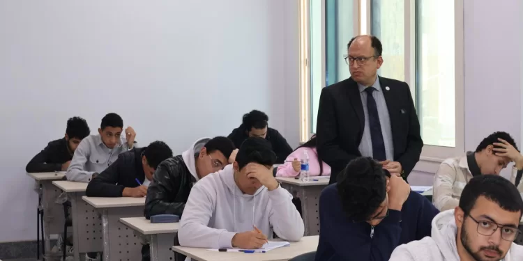 في جولة تفقدية: رئيس جامعة حلوان الأهلية يؤكد على دعم الطلاب وتذليل كافة العقبات أمامهم