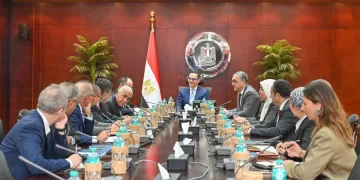 مصر تستقطب استثمارات ضخمة: «الخطيب» يجتمع بشركات صينية لتوطين صناعة الإطارات