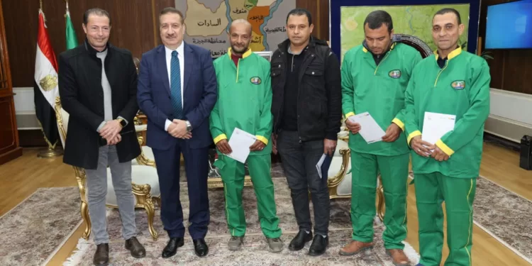 محافظ المنوفية يكرم رئيس وحدة الخطاطبة المحطة وطاقم عماله تقديراً لجهودهم في النظافة