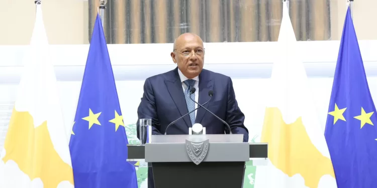 تكريم دبلوماسي رفيع المستوى: سامح شكري يتقلد وسام مكاريوس الثالث