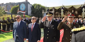 محافظ كفر الشيخ يضع إكليل الزهور على النصب التذكاري لشهداء الشرطة بمناسبة الذكرى الـ73