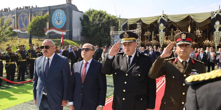 محافظ كفر الشيخ يضع إكليل الزهور على النصب التذكاري لشهداء الشرطة بمناسبة الذكرى الـ73