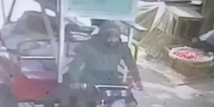 سائق التروسيكل دفن الميت وسرق نعشه