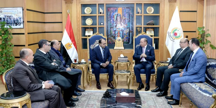 جامعة المنصورة تُكرم الفريق المشارك بإجراء أول عملية بالعالم لبناء صمامات الأورطى والرئوي بأنسجة ذاتية