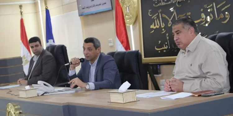 محافظ السويس: تفعيل آليات الرقابة والتقييم لتحسين أداء الجهات الحكومية