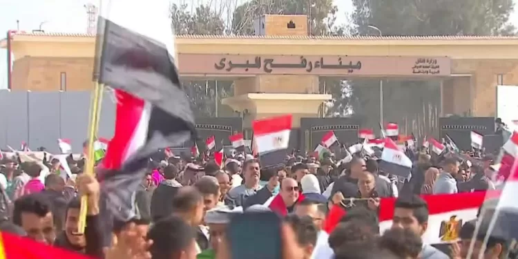 انتفاضة شعبية لأعضاء مستقبل وطن الشرقية بمعبر رفح.. نقف صفًا واحدًا خلف الرئيس 1 - جريدة الجمهورية انتفاضة شعبية لأعضاء مستقبل وطن الشرقية بمعبر رفح.. نقف صفًا واحدًا خلف الرئيس