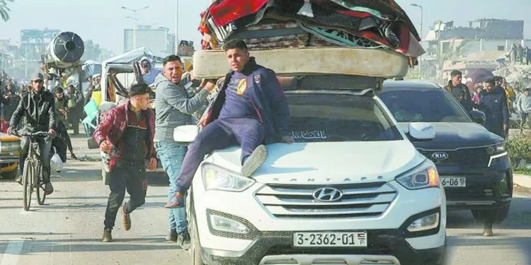 طوفان العودة: حشود النازحين تتدفق على شمال غزة للمرة الأولى منذ 15 شهراً 1 - جريدة الجمهورية طوفان العودة: حشود النازحين تتدفق على شمال غزة للمرة الأولى منذ 15 شهراً