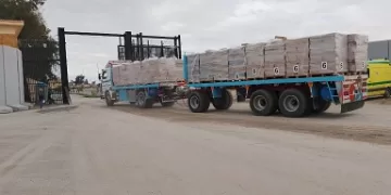 وصول 264 شاحنة مساعدات ووقود إلى معبري العوجة وكرم أبو سالم