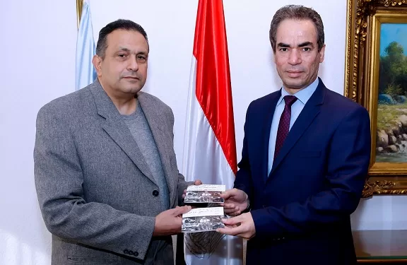 أسرة الشيخ مصطفي إسماعيل تهدي إذاعة القرآن الكريم ١٨ تلاوة تذاع لأول مرة في رمضان