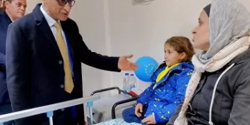 محافظ شمال سيناء يتفقد الجرحى الفلسطينيين في مستشفى العريش