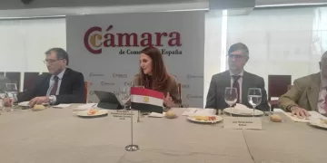 وزير الاستثمار يبحث مع شركات إسبانية فرص الاستثمار في قطاعي النقل والبنية الأساسية
