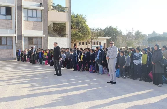 إحالة عدد من معلمي مدرسة مصطفى الخطيب للتحقيق بسبب عدم الالتزام بطابور الصباح