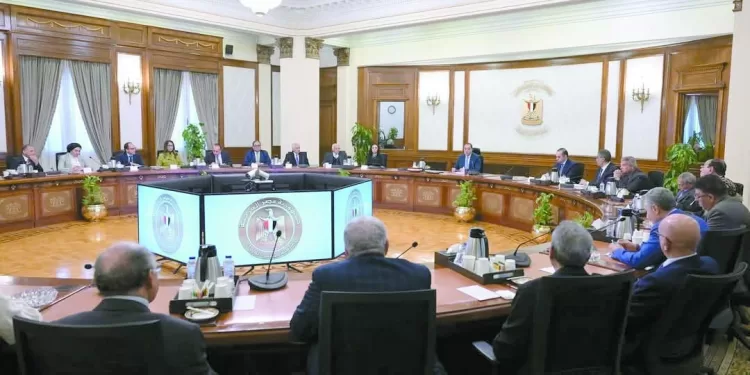 رئيس الوزراء خلال اجتماعه مع أعضاء مجلس أمناء الحوار الوطني: توجيهات رئاسية بتوسيع قاعدة «الحوار» بالقضايا والتحديات التى تتعرض لها الدولة 1 - جريدة الجمهورية رئيس الوزراء خلال اجتماعه مع أعضاء مجلس أمناء الحوار الوطني: توجيهات رئاسية بتوسيع قاعدة «الحوار» بالقضايا والتحديات التى تتعرض لها الدولة