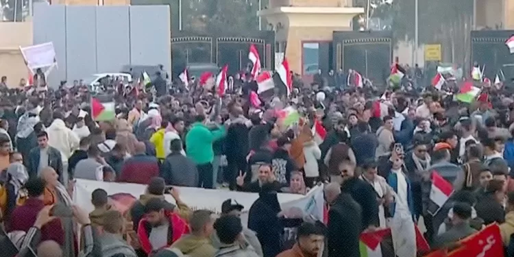 أمام معبر رفح.. «الصورة بألف كلمة»: مسيرات حاشدة من مختلف المحافظات إلى شمال سيناء.. تضامناً مع الشعب الفلسطينى