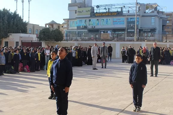 إحالة عدد من معلمي مدرسة مصطفى الخطيب للتحقيق بسبب عدم الالتزام بطابور الصباح 4 | جريدة الجمهورية