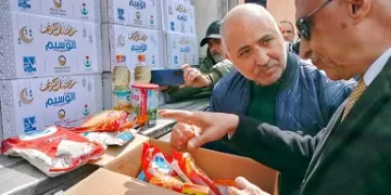 محافظ شمال سيناء يُشرف على قافلة مساعدات غذائية