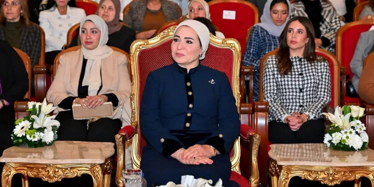 فيديو| السيدة انتصار السيسي في ندوة «معًا بالوعي نحميها»: الوعي هو القوة الحقيقية 1 - جريدة الجمهورية السيدة انتصار السيسي: المرأة الواعية تصنع مستقبلًا أكثر إشراقًا لها ولوطنها