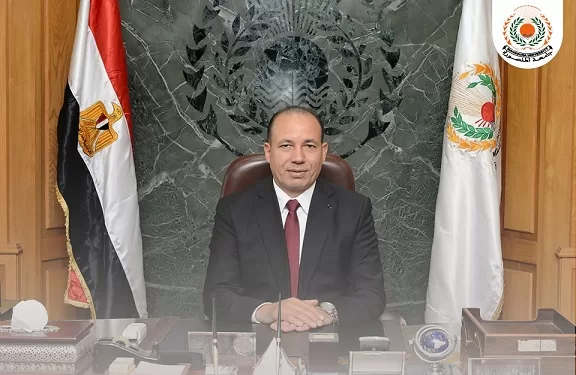 جامعة المنصورة تُكرم العاملين بصرف مكافأة إثابة