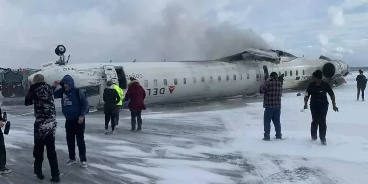 وسائل إعلام أمريكية: انقلاب طائرة أمريكية أثناء هبوطها على المدرج في مطار تورنتو بكندا