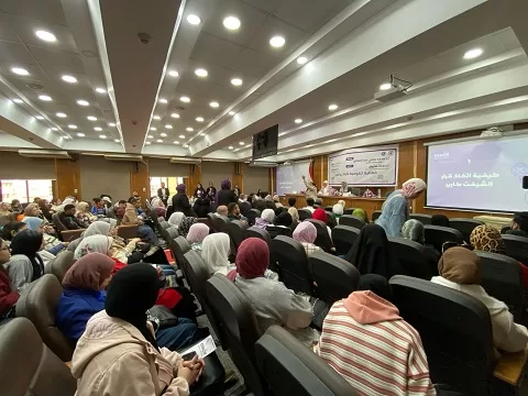 إعلام القاهرة يُناقش «أزمة ربع العمر»في مشروع طلابي 12 | جريدة الجمهورية