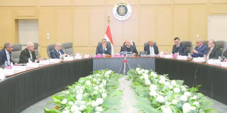 تلبية مطالب المستثمرين الصناعيين 1 - جريدة الجمهورية «الوثائقية» تقدم جائزة لأفضل فيلم طلابى بمهرجان الإسماعيلية الدولى