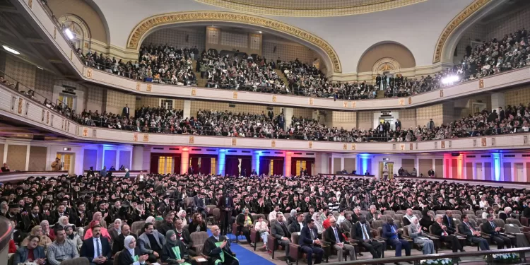 جامعة القاهرة تشهد حفلا مهيبا بتخريج دفعة 2024 الوافدين بـ«طب قصر العيني» 1 - جريدة الجمهورية فتح باب التصويت بانتخابات «البيطريين» بالقاهرة والجيزة