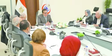 «صبحى» يناقش مستجدات الكرة العالمية بحضور فينجر