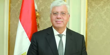 «صبحى» يناقش مستجدات الكرة العالمية بحضور فينجر