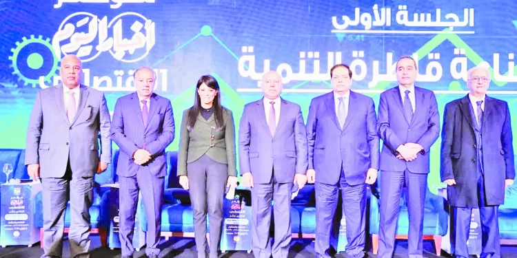 «صبحى» يناقش مستجدات الكرة العالمية بحضور فينجر