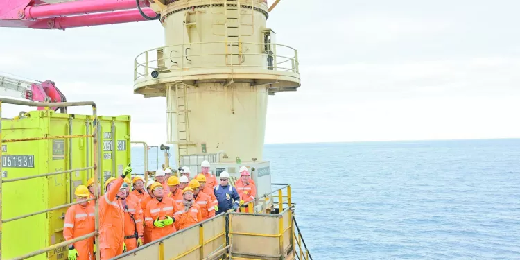 «صبحى» يناقش مستجدات الكرة العالمية بحضور فينجر