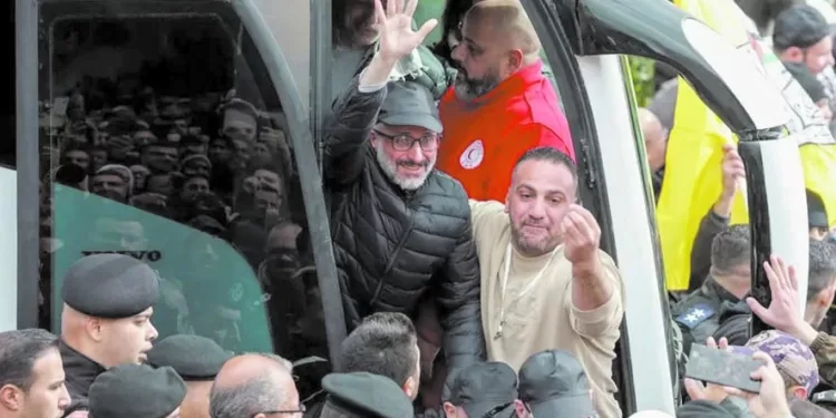 «صبحى» يناقش مستجدات الكرة العالمية بحضور فينجر