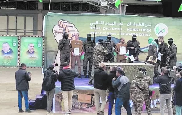 «صبحى» يناقش مستجدات الكرة العالمية بحضور فينجر