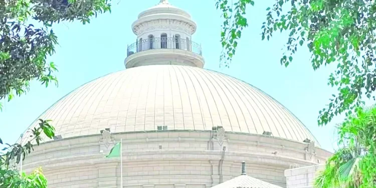 «صبحى» يناقش مستجدات الكرة العالمية بحضور فينجر