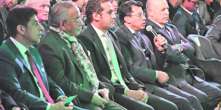 «صبحى» يناقش مستجدات الكرة العالمية بحضور فينجر