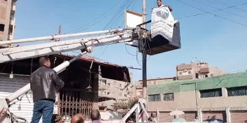 حملة مكبرة لرفع الإشغالات والإعلانات بمنطقة الحلقة في الزقازيق