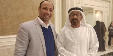عوض بن راشد الكتبي يشكر الشيخ القاسمي بعد تكريمه في الدورة الـ19 لمهرجان الشارقة للشعر الشعبي