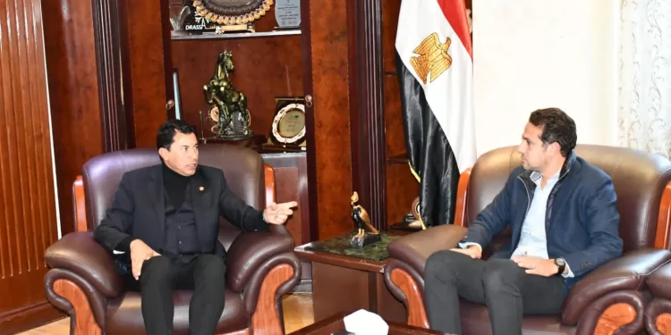 وزير الشباب والرياضة يناقش استعدادات مؤتمر مستجدات كرة القدم العالمية