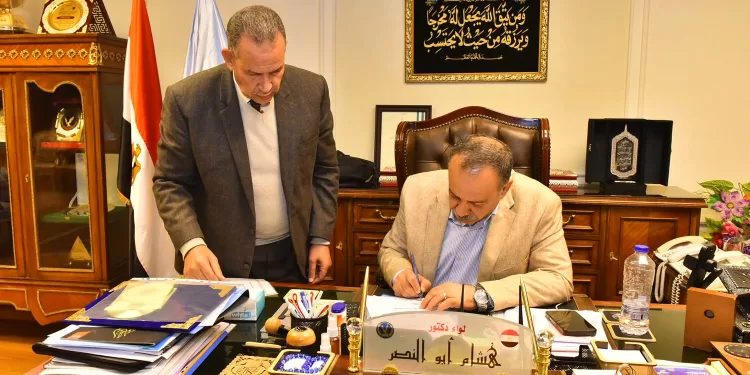 محافظ أسيوط يعتمد نتيجة امتحانات الفصل الدراسي الأول للشهادة الإعدادية بنسبة نجاح 42.22%