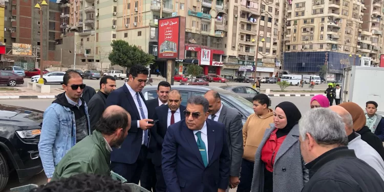 محافظ الدقهلية يتفقد سوق اليوم الواحد بالمنصورة لتأكيد جودة الخدمات وتلبية احتياجات المواطنين